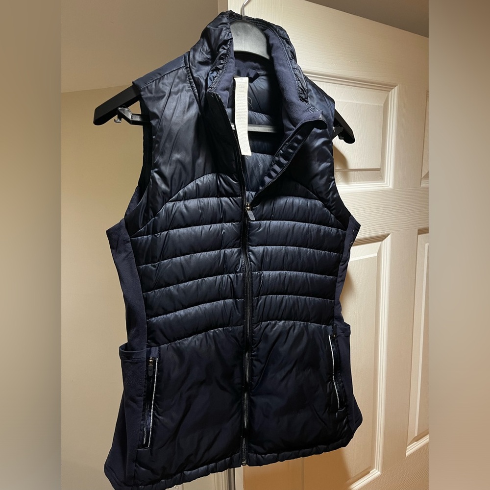 Lululemon Down for a Run Inkwell Navy vest. 800 filled power goose down. Size 8